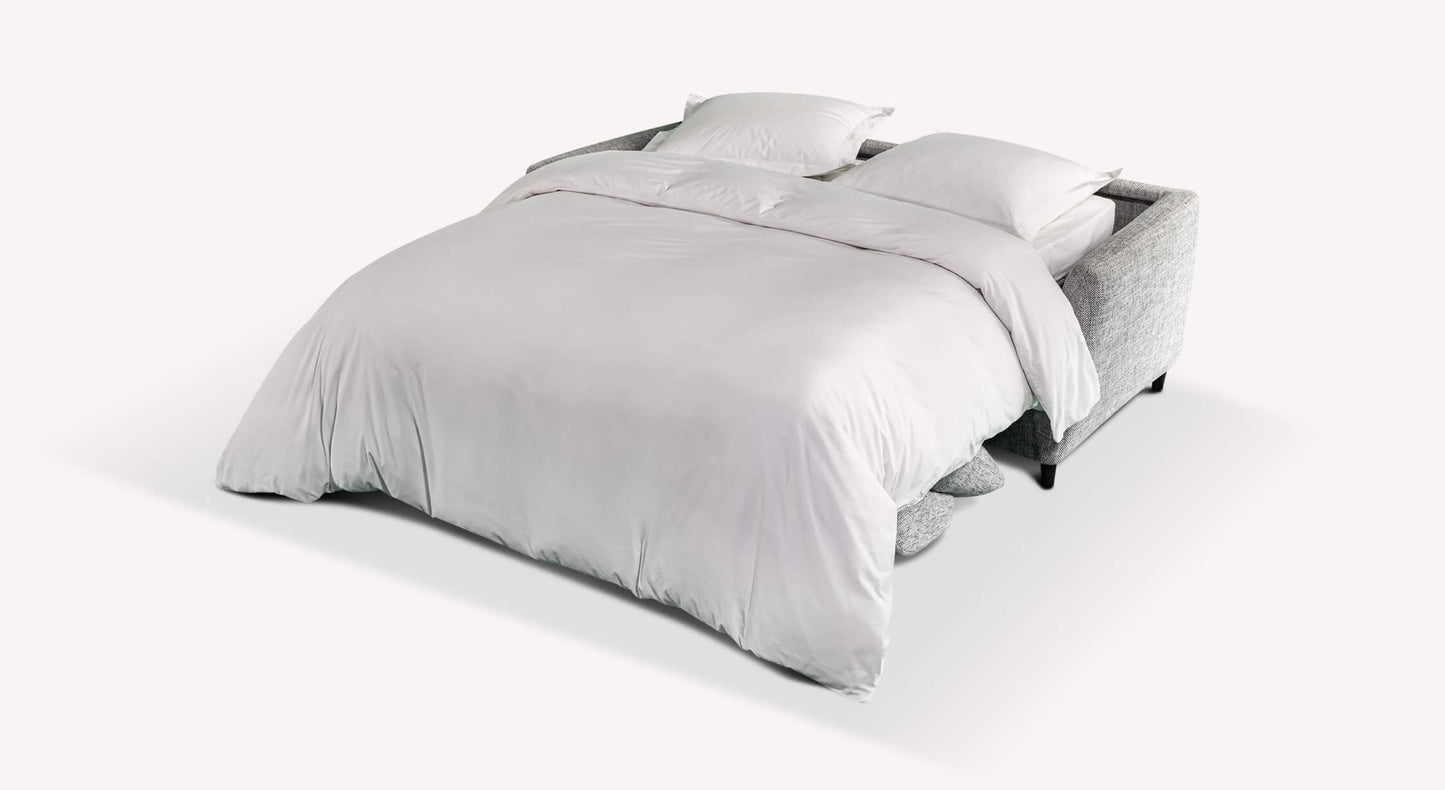 Canapé convertible Diebowtiss en tissu étain, modèle Mariclo, ouvert en lit avec couverture et oreillers blancs