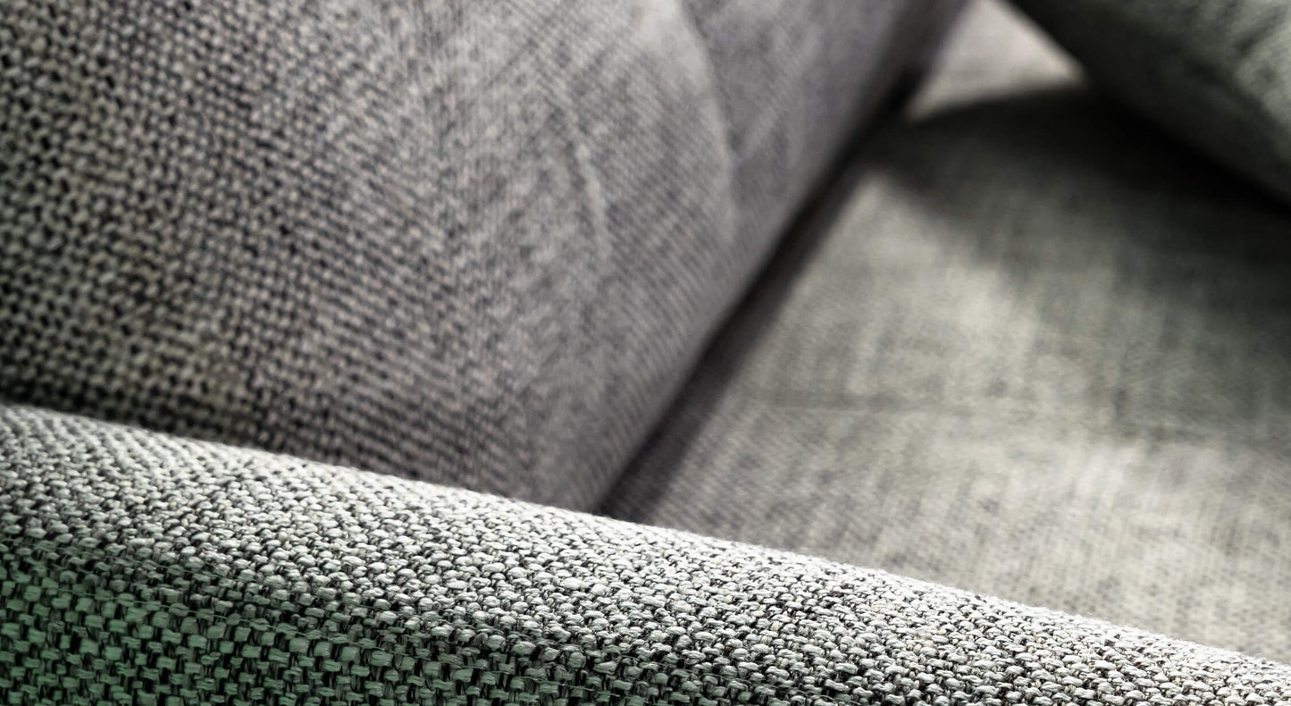 Gros plan sur le tissu gris texturé d'un canapé convertible Bow Mariclo en étain