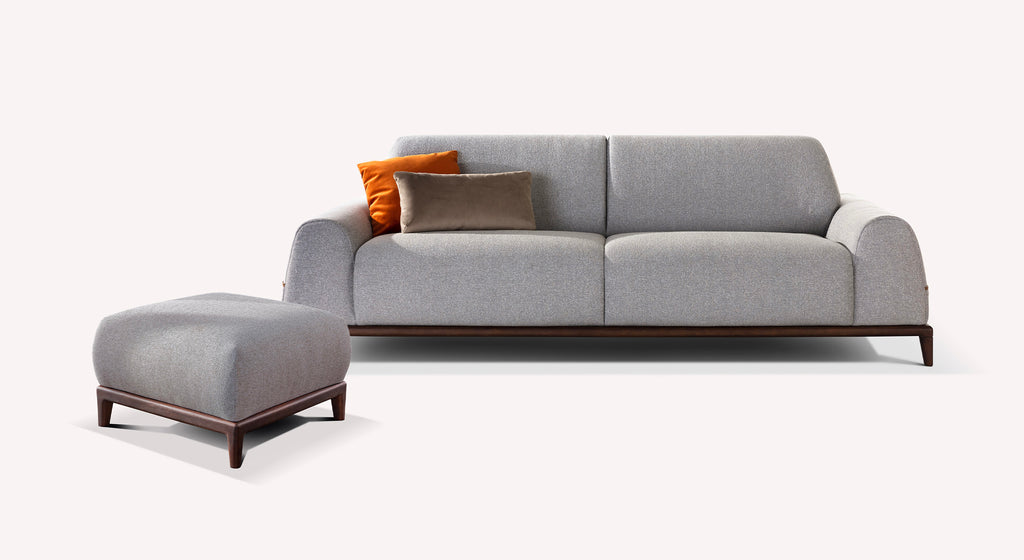 Canapé convertible Darren en tissu gris avec pouf assorti, coussins orange et marron