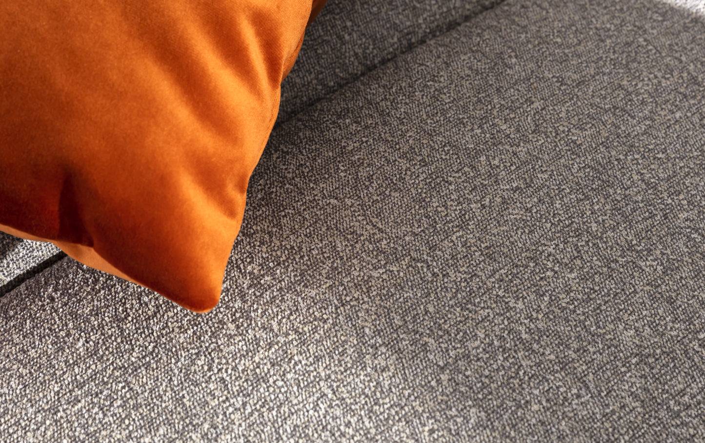 Coussin orange sur canapé convertible Darren en tissu gris texturé