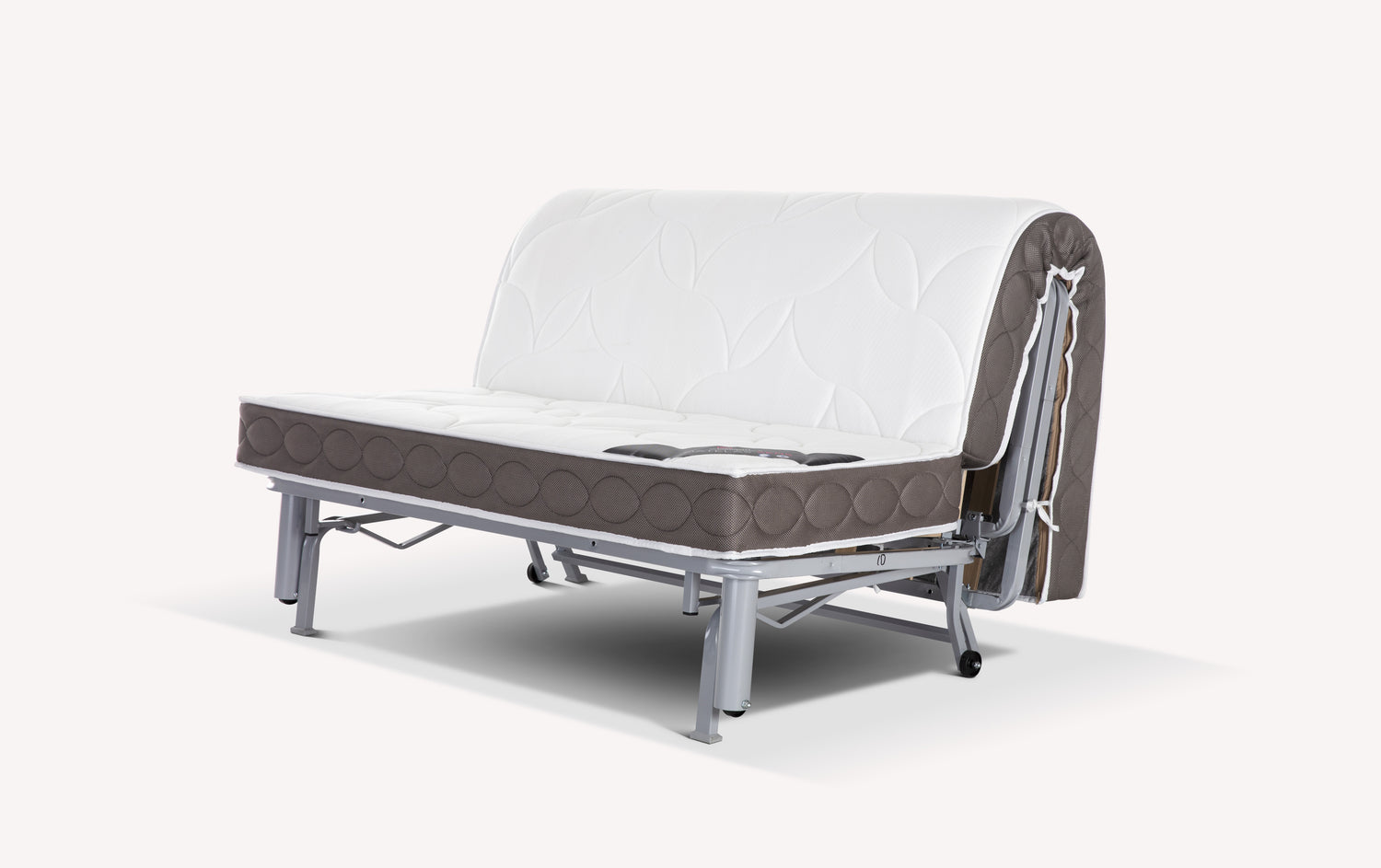 Canapé clic-clac Mallabia en tissu Gemma Silver, structure métallique, matelas blanc et brun, en position semi-ouverte