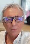 Je ne sais pas qui est sur l'image, mais voici une balise alt possible :