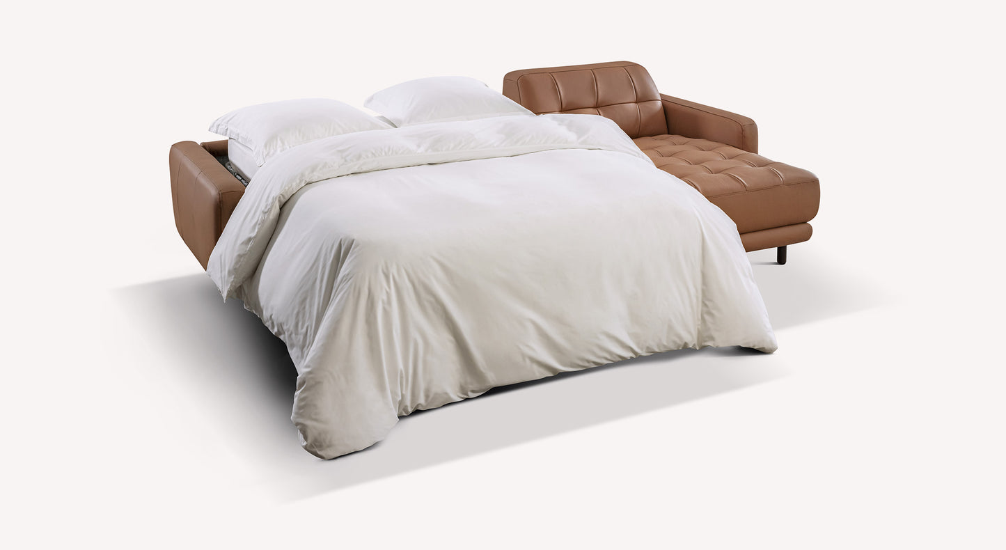 Canapé convertible d'angle Clark ouvert, revêtement en cuir marron, avec lit déplié et draps blancs