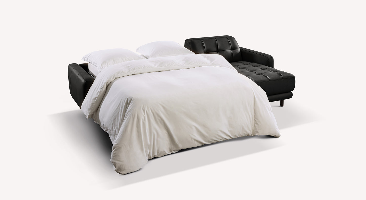 Canapé d'angle convertible en cuir noir Clark Sydney, ouvert en lit avec draps blancs