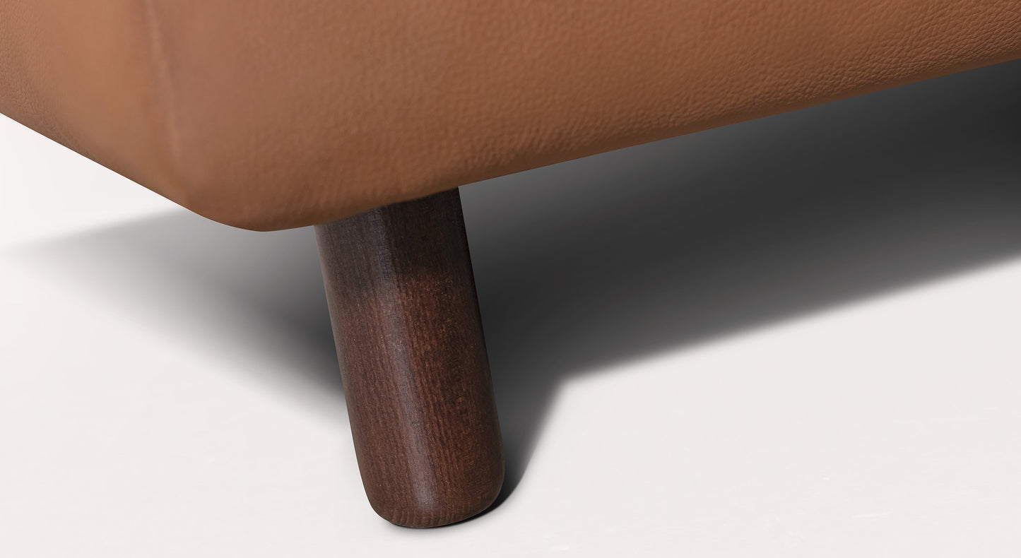 Pied en bois d'un canapé d'angle convertible en cuir marron, modèle Clark Sidney23