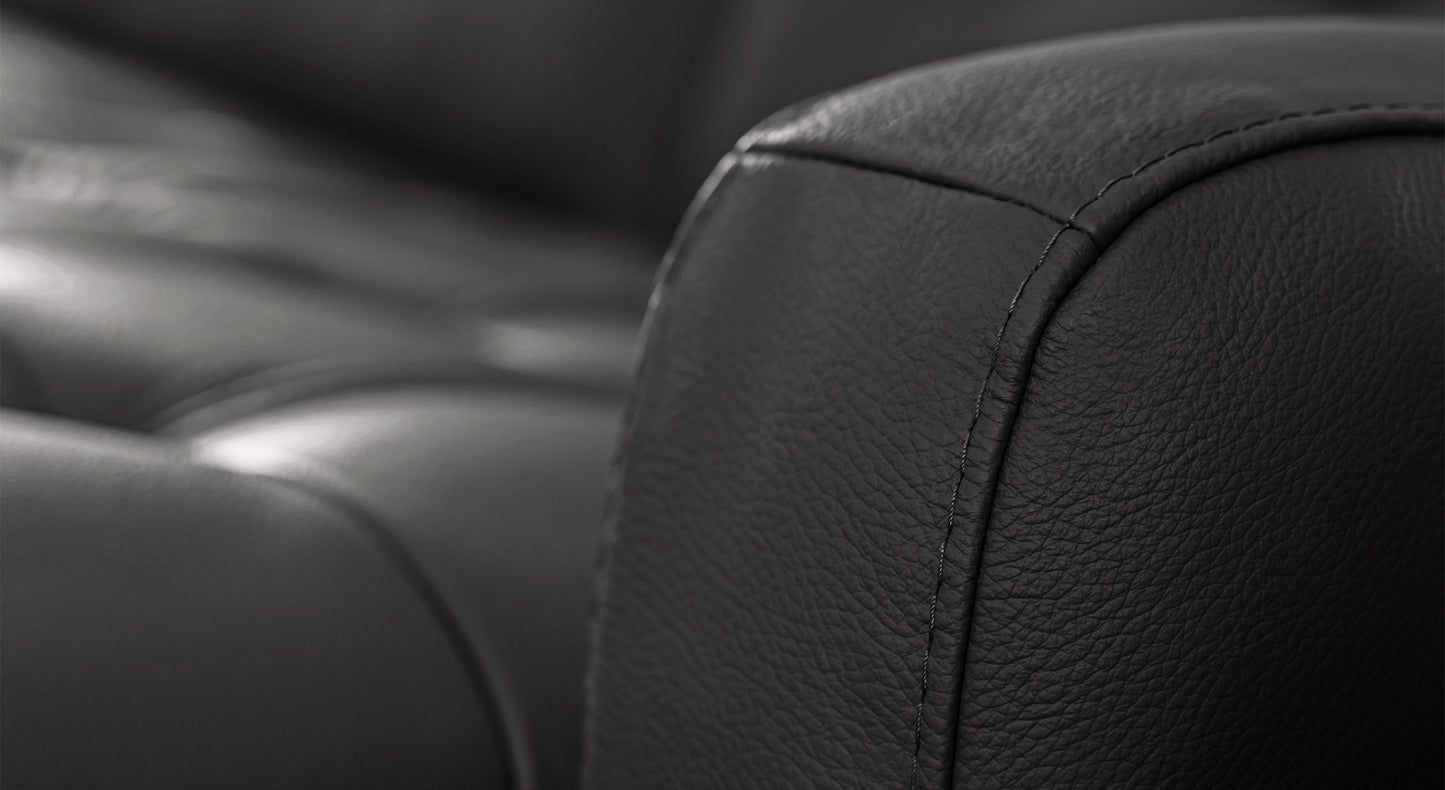 Gros plan sur le cuir noir texturé d'un canapé d'angle Clark, mettant en valeur les coutures et la finition du tissu