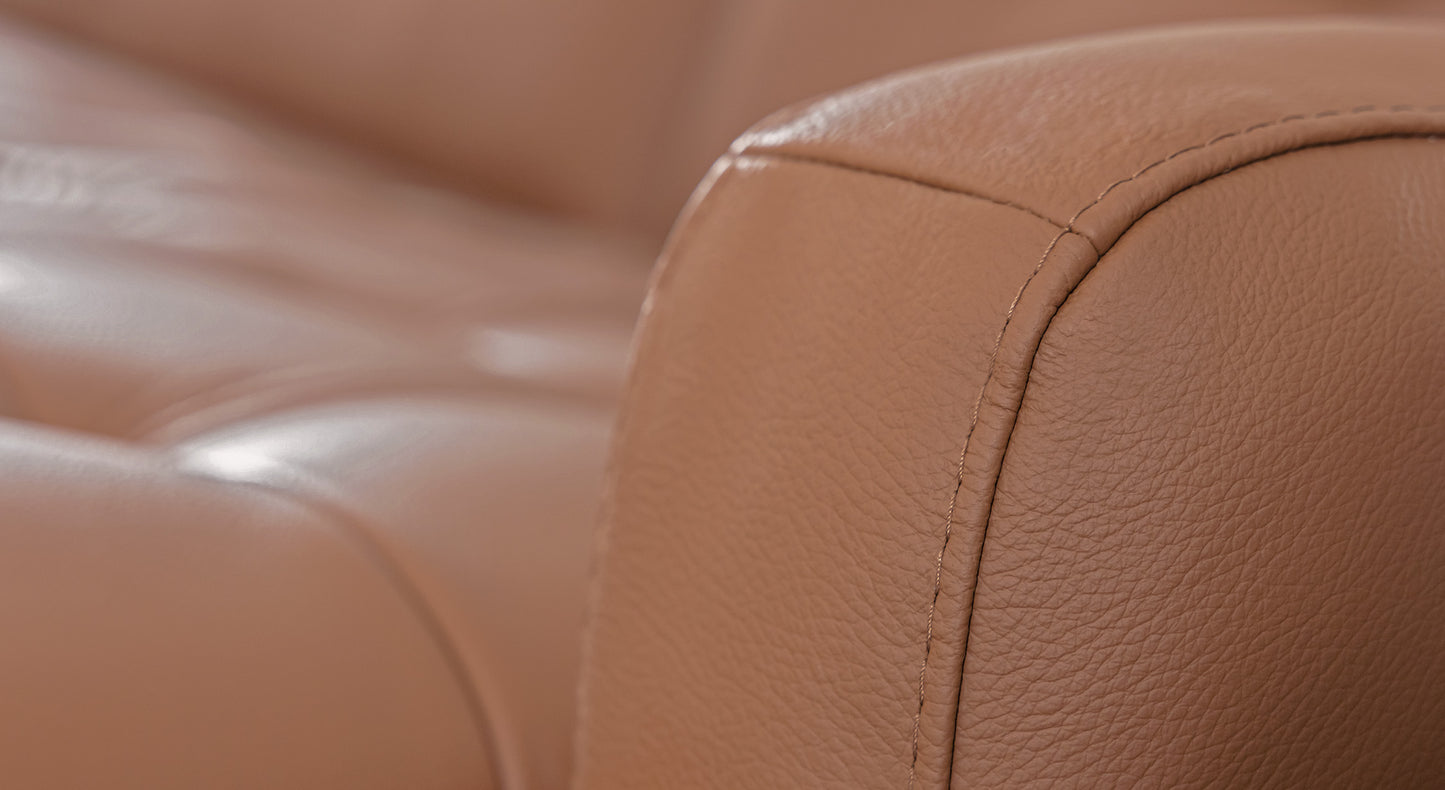 Gros plan sur le tissu en cuir d'un canapé convertible d'angle Clark, couleur marron, avec des coutures visibles