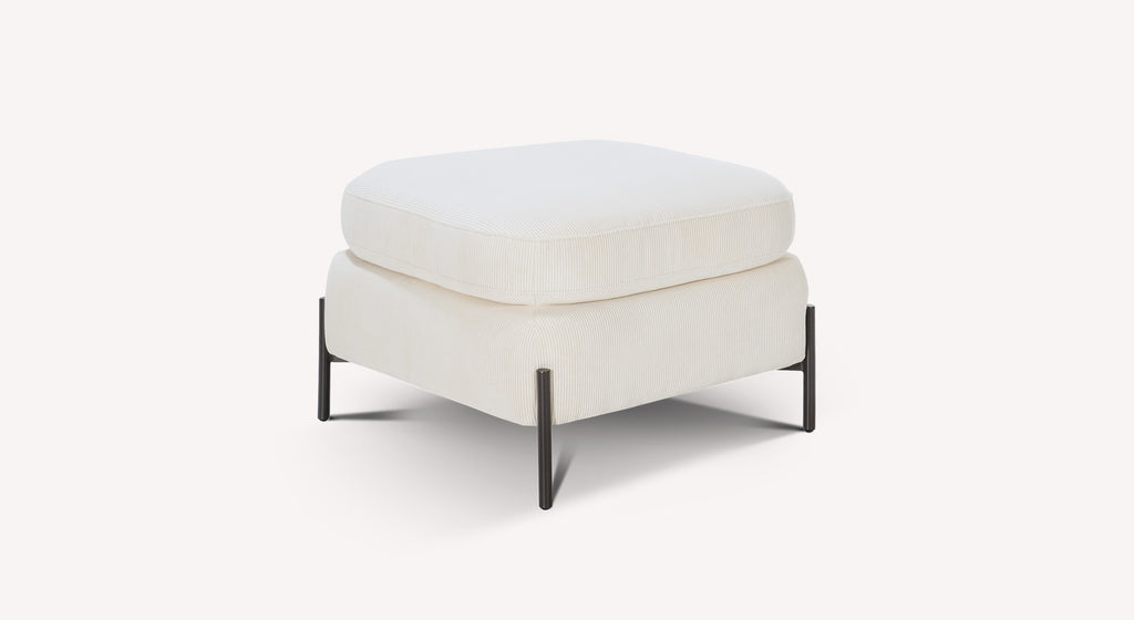 Pouf en velours blanc Teatro Nata avec pieds en métal noir, design moderne et élégant