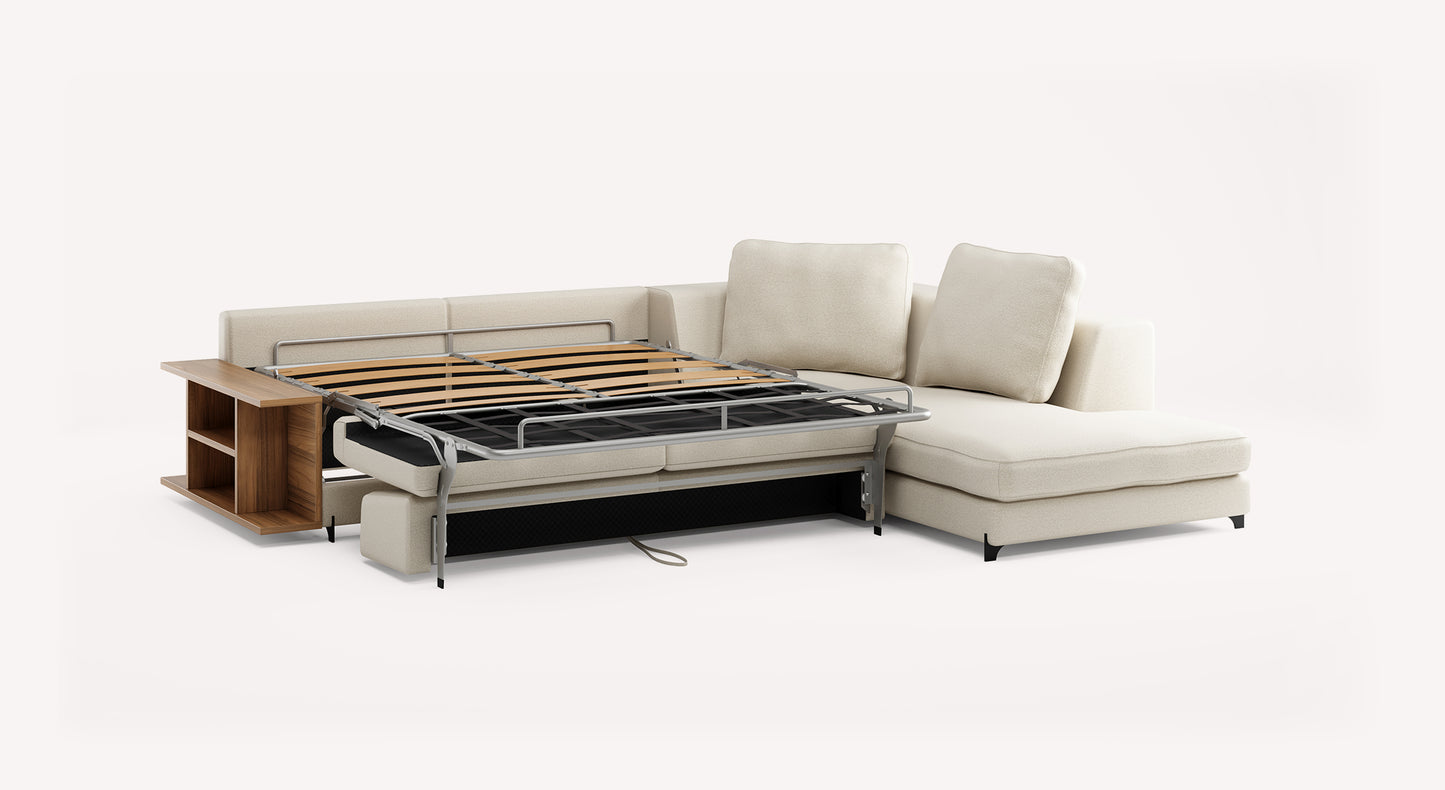 Canapé panoramique Nelly en tissu ivoire avec sommier déplié, accompagné d'une étagère en bois intégrée