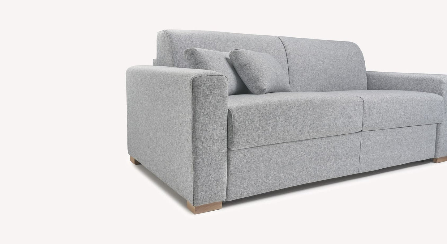 Canapé convertible gris clair, modèle Jerry, avec accoudoirs épais et coussins assortis, finition Denver Silver