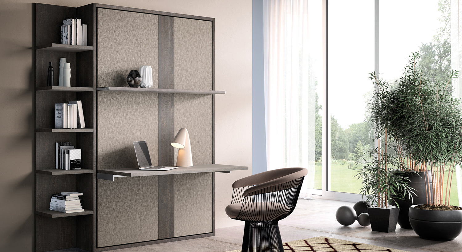 Lit escamotable vertical avec bureau intégré, étagères remplies de livres, lampe moderne, chaise design, plantes en pot près d'une fenêtre