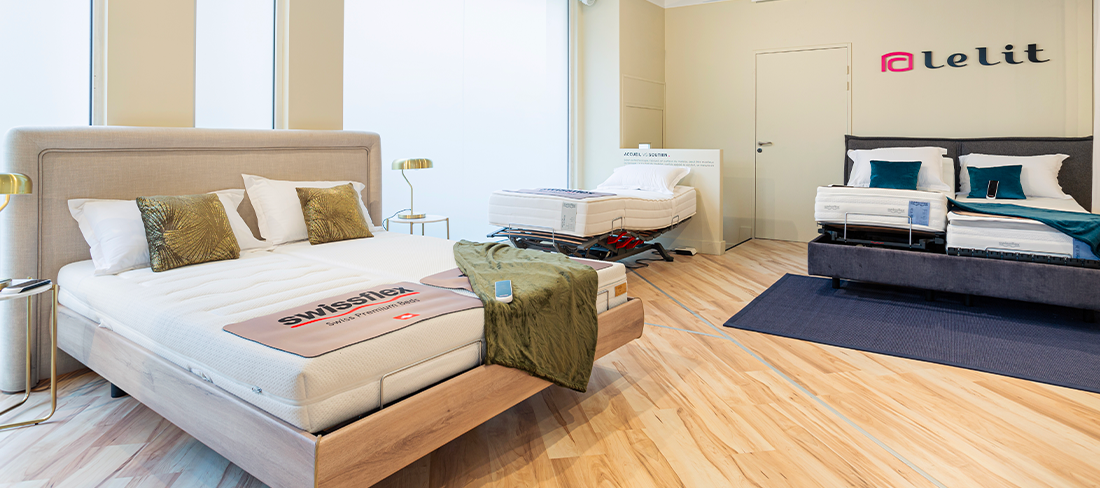 Exposition de lits modernes dans le magasin Le Lit, incluant le modèle Mozart 3, avec matelas Swissflex et décor élégant