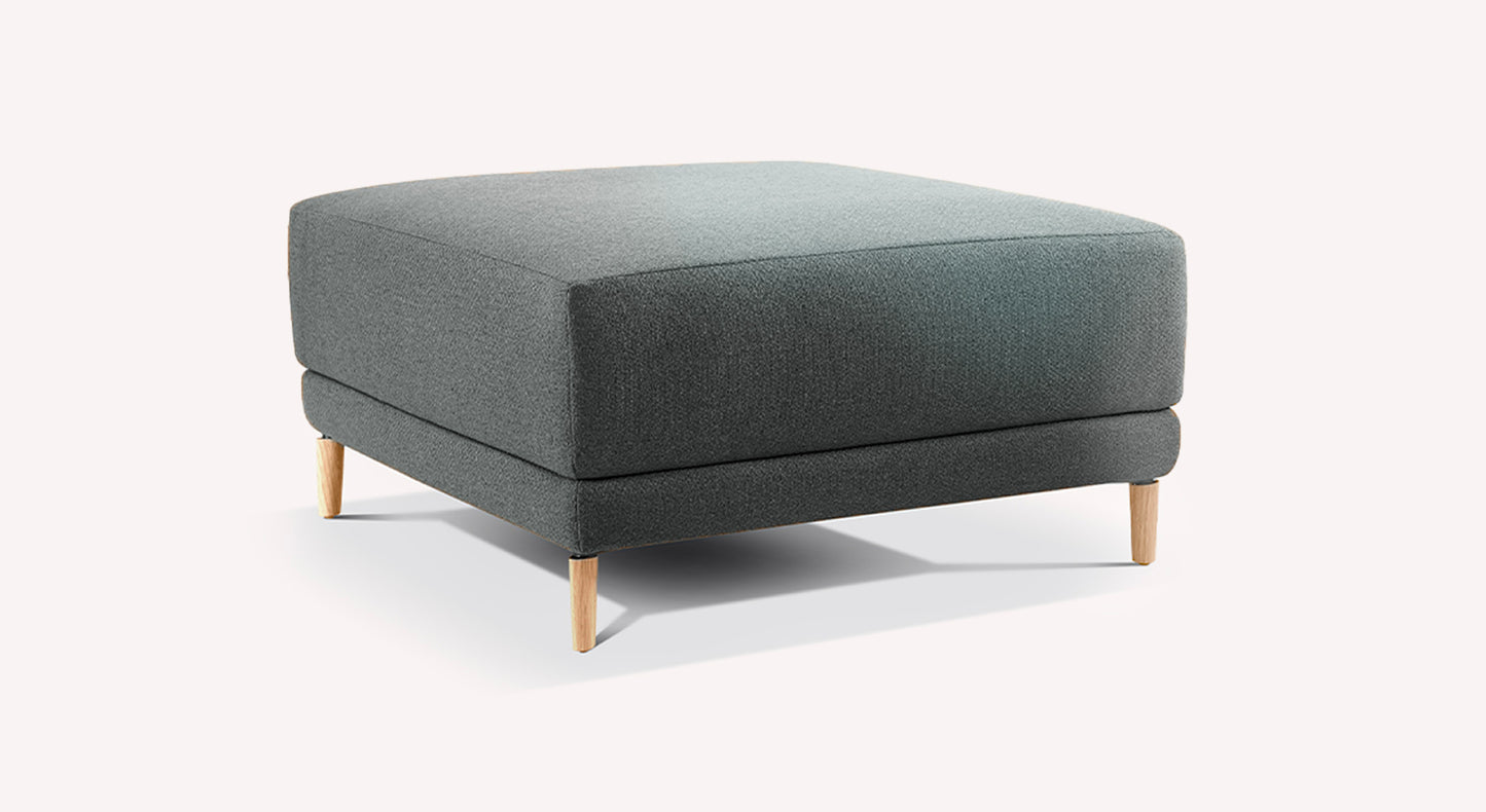 Pouf carré gris avec pieds en bois clair, style moderne, sur fond blanc