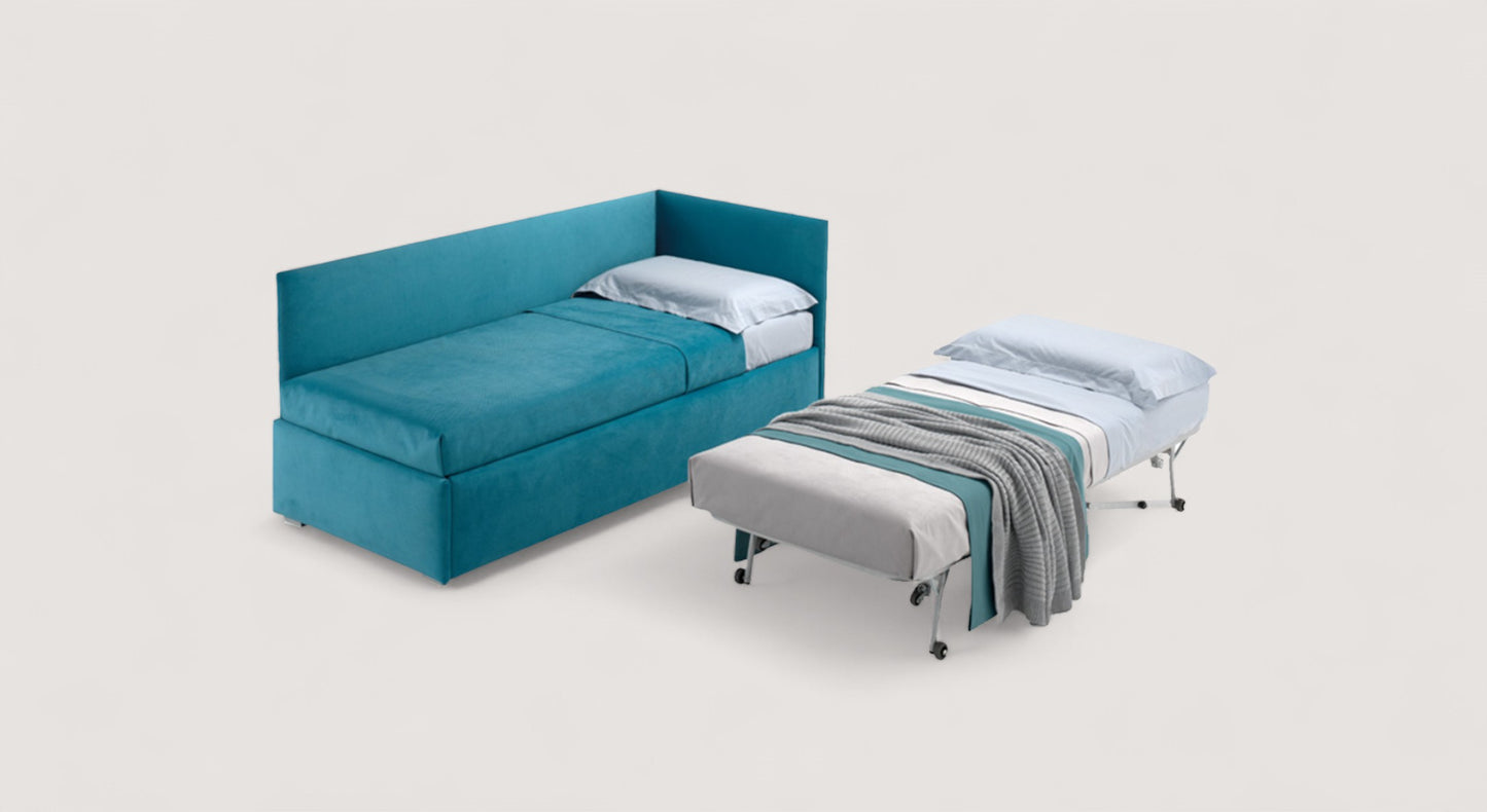 Lit gigogne bleu avec matelas et lit d'appoint déplié, draps et couverture grise, sur fond blanc