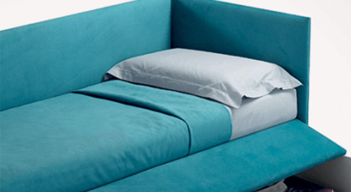 Lit gigogne d'angle en tissu bleu Alessia, avec matelas et oreiller blancs, design moderne et fonctionnel