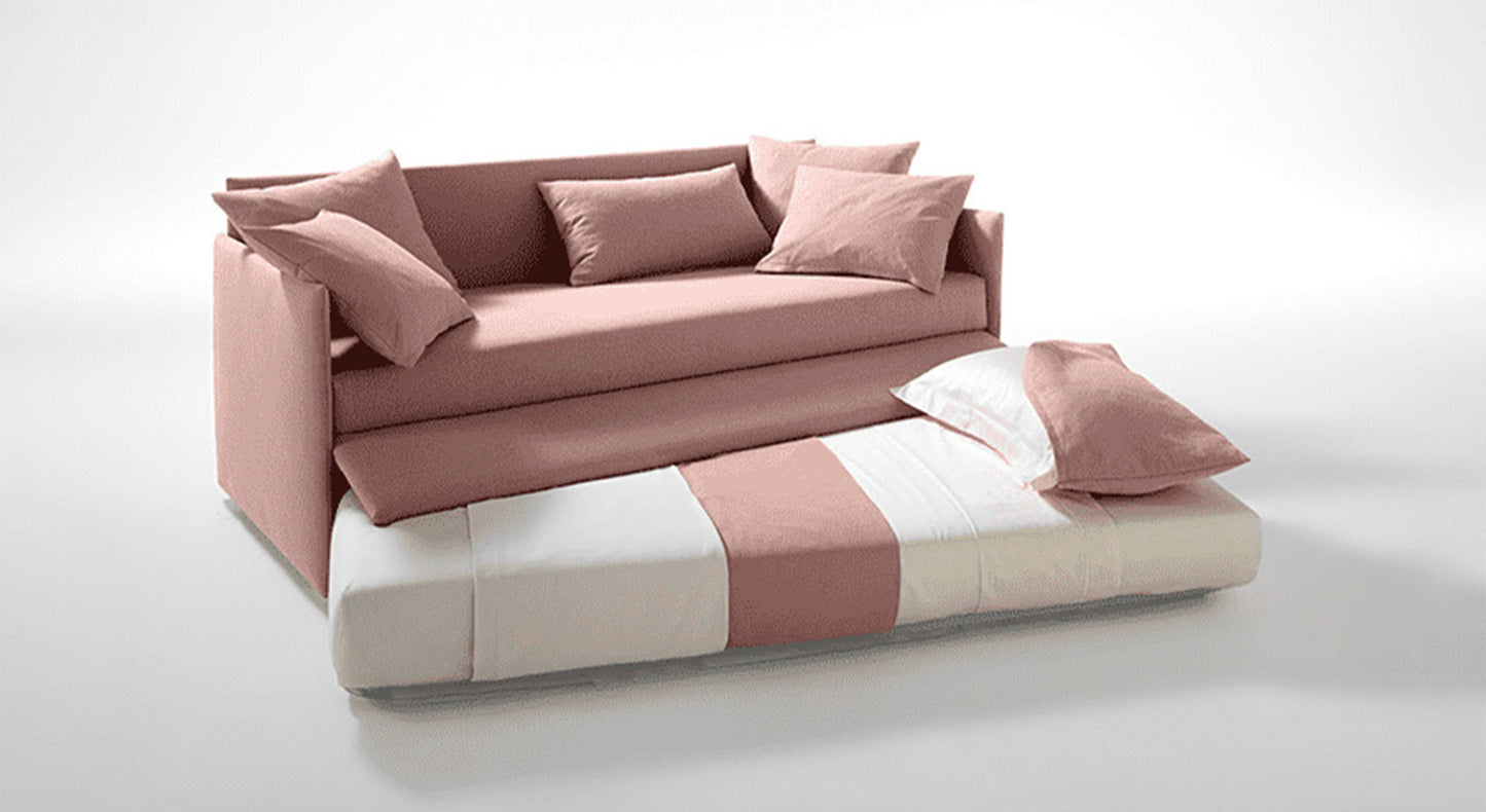 Canapé-lit gigogne rose avec coussins, lit déplié en dessous, ambiance moderne et épurée