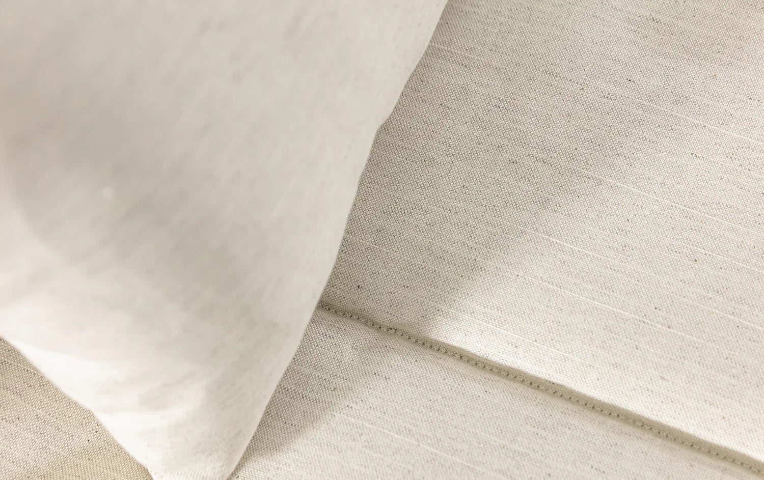 Zoom sur le tissu en lin de la banquette BZ Simone, couleur Florence, montrant la revêtement et les coutures