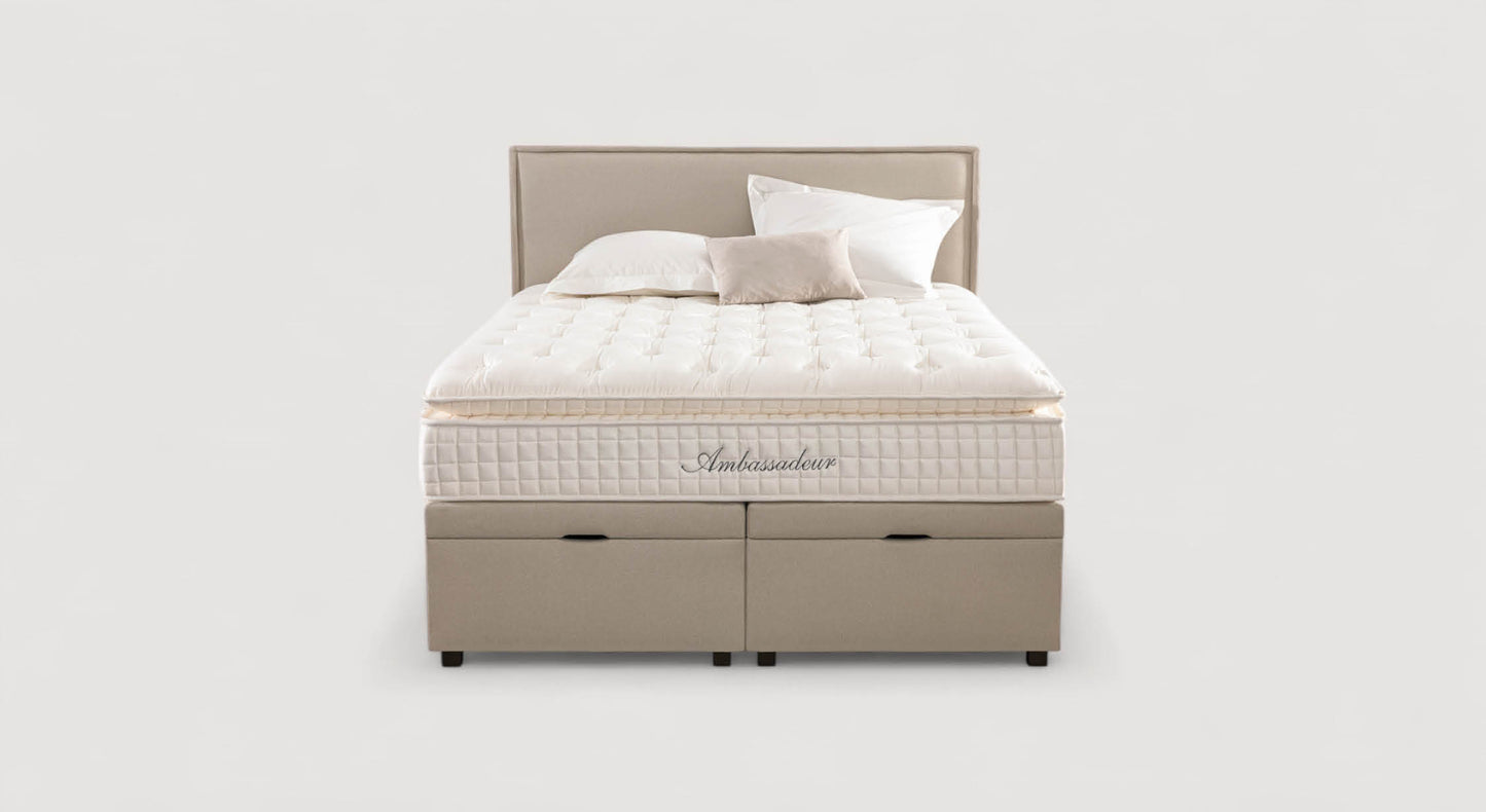 Lit coffre beige Ouessant Luca avec matelas épais et oreillers, design élégant et fonctionnel, idéal pour une chambre moderne