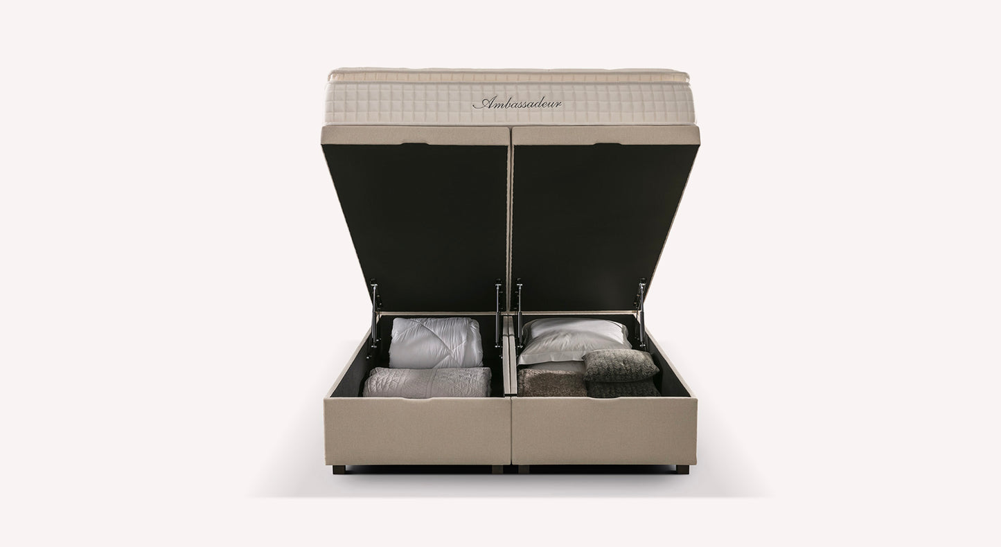 Lit coffre Ibiza 4 avec matelas "Ambassadeur", ouvert pour révéler un espace de rangement contenant des oreillers et couvertures