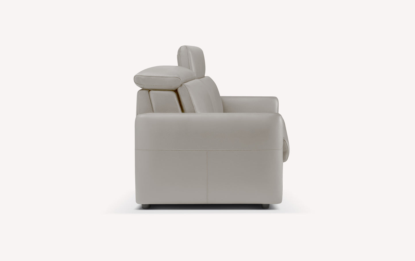 Canapé convertible en cuir gris souris, modèle Bruce, vu de côté, avec accoudoirs et appuie-tête rembourrés