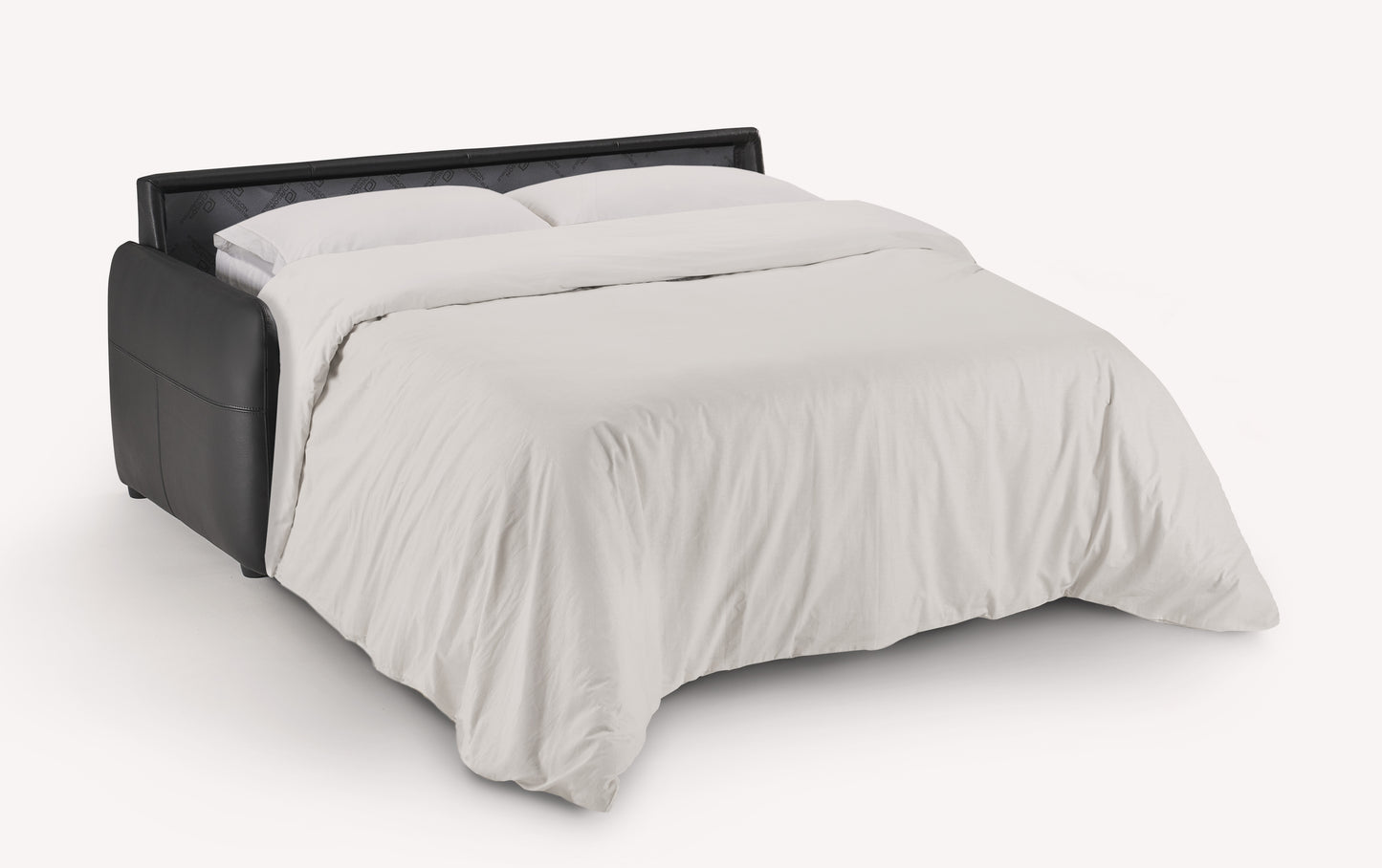 Canapé convertible Bruce en cuir noir, ouvert en position lit avec draps blancs