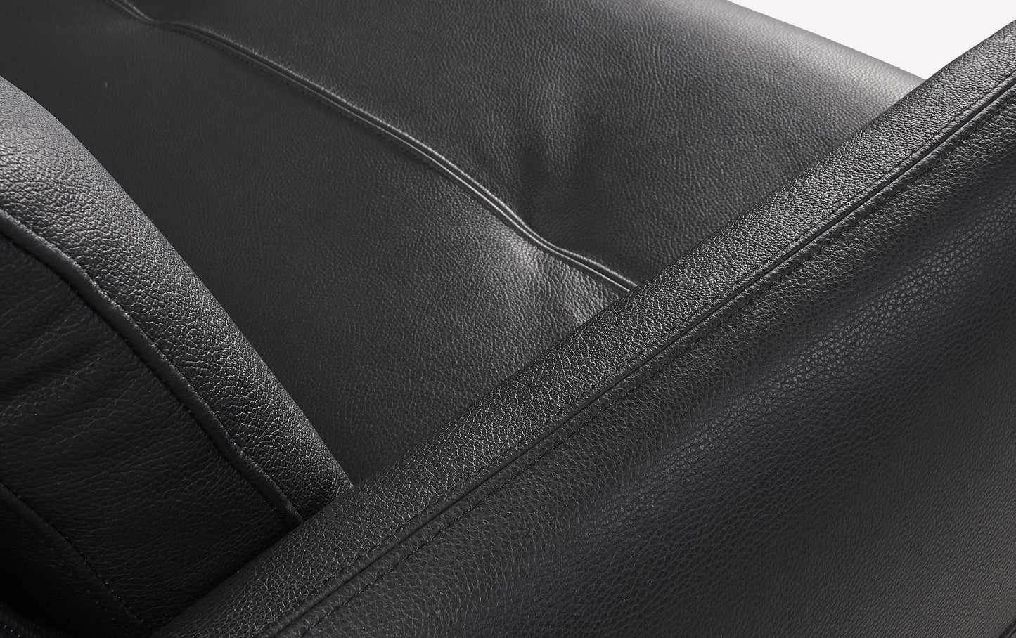 Gros plan sur le tissu en cuir noir d'un canapé convertible Bruce, montrant la revêtement luxueuse et les coutures détaillées