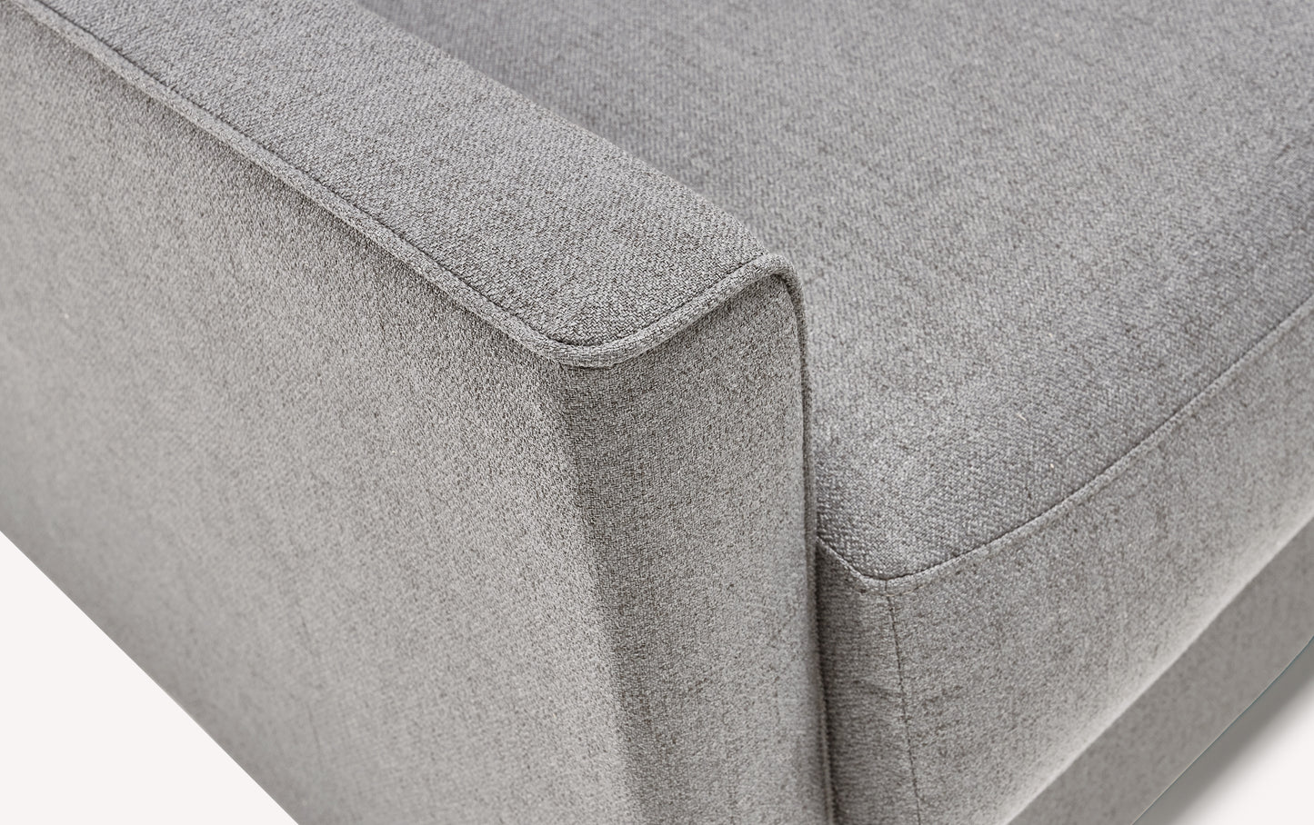 Accoudoir d'un canapé convertible en tissu gris Foster, modèle Jimmy, vue en gros plan