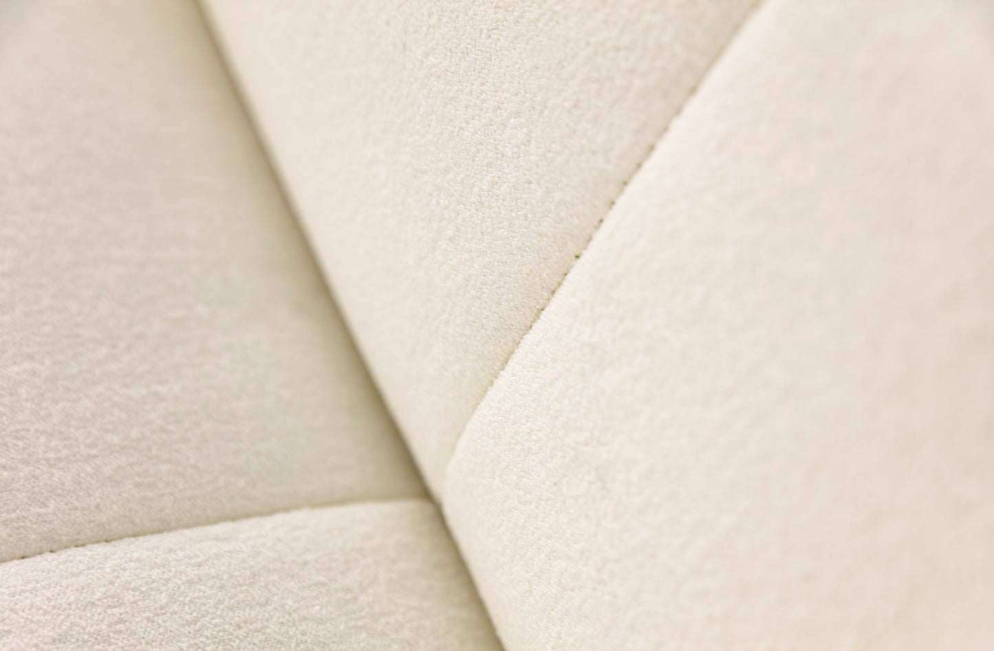 Gros plan sur le tissu neigeux d'un canapé convertible, revêtement douce et moelleuse