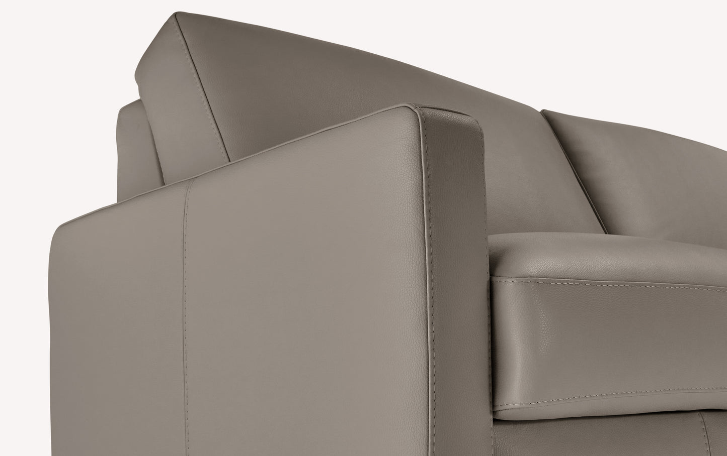 Accoudoir d'un canapé convertible en cuir gris souris, design luxueux, zoom sur les détails de couture et revêtement