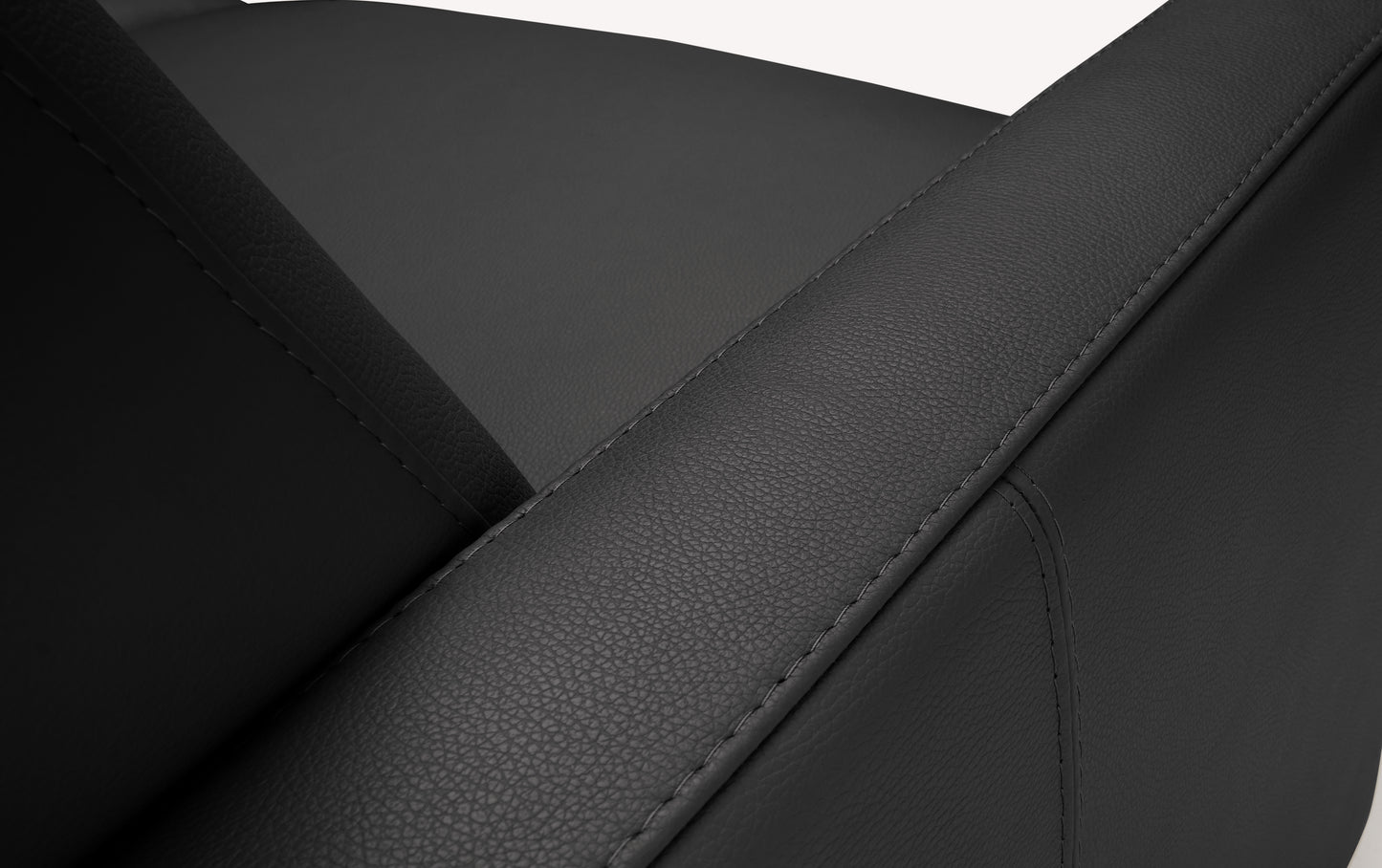 Détail d'un canapé convertible en cuir noir de luxe, montrant la revêtement et les coutures du tissu