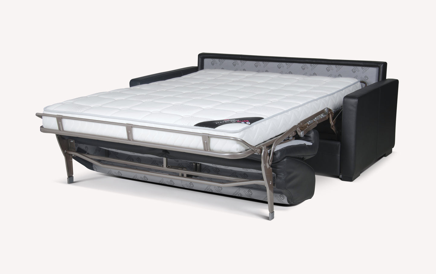 Canapé convertible en cuir noir, modèle Notte, déplié en lit avec matelas blanc