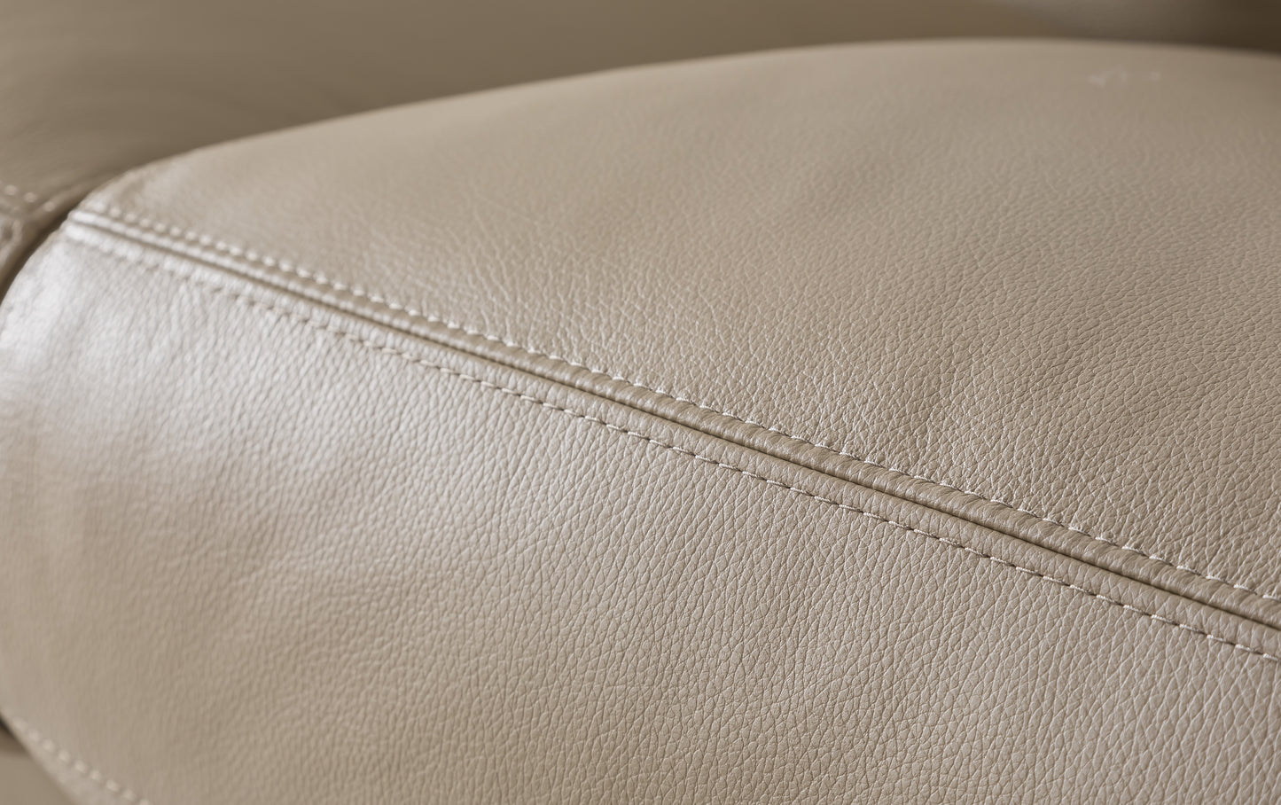 revêtement de cuir mastic d'un canapé convertible de luxe, avec coutures visibles