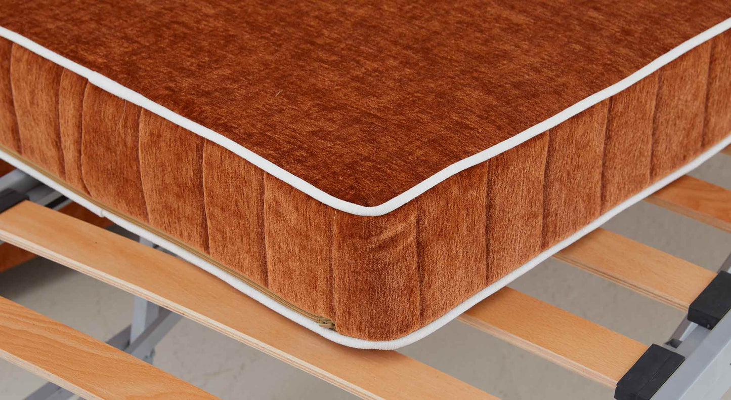 Matelas en tissu brun sur un cadre de lit gigogne en bois, avec une bordure blanche contrastante