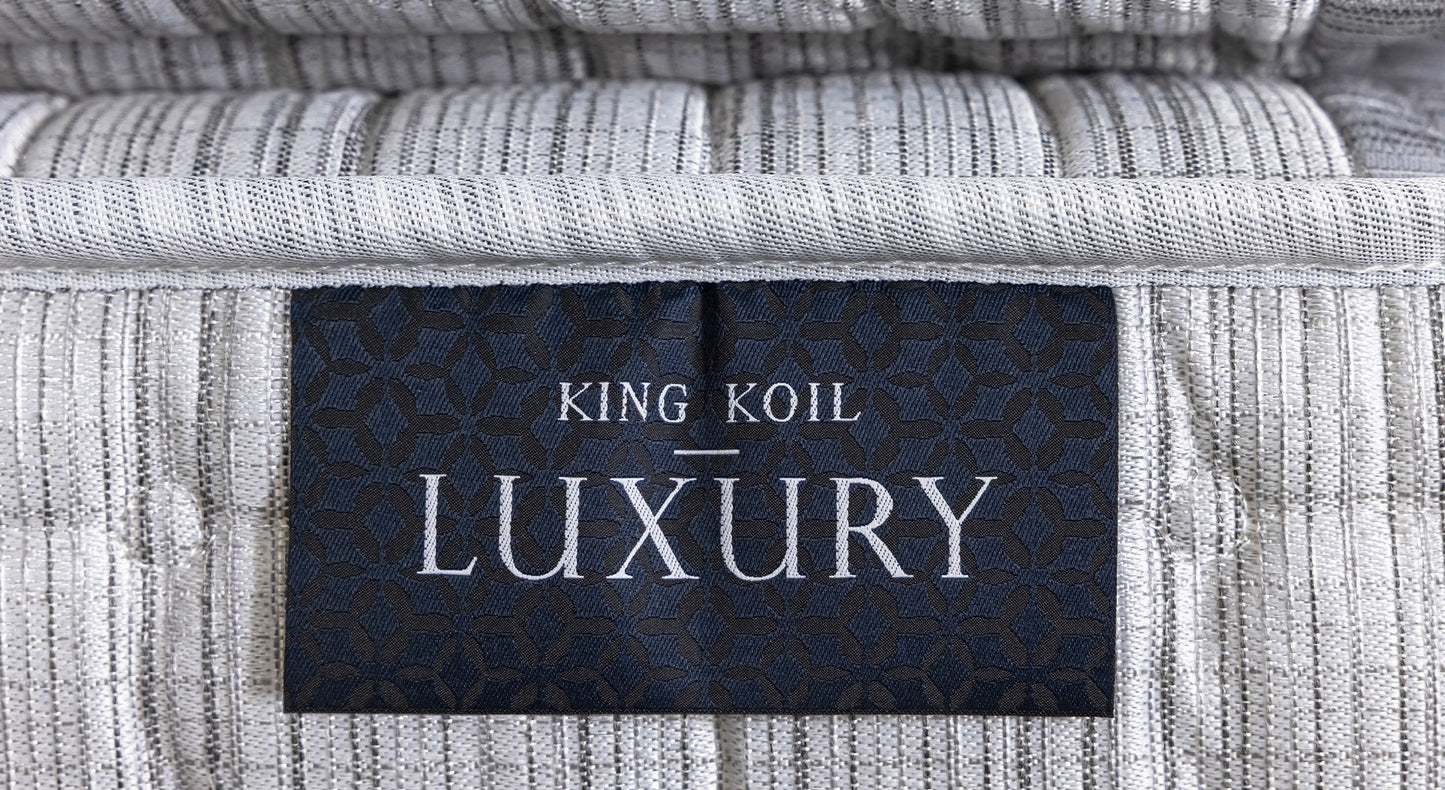 Étiquette "King Koil Luxury" sur un matelas texturé gris, évoquant le confort et l'élégance