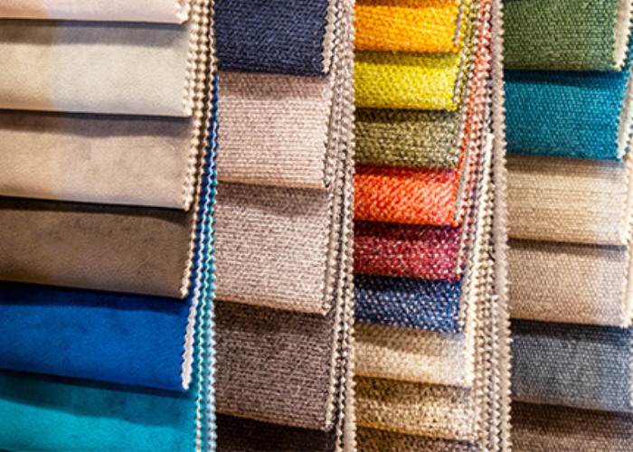 Échantillons de tissu multicolores empilés, présentant une variété de revêtements et de teintes vives et neutres