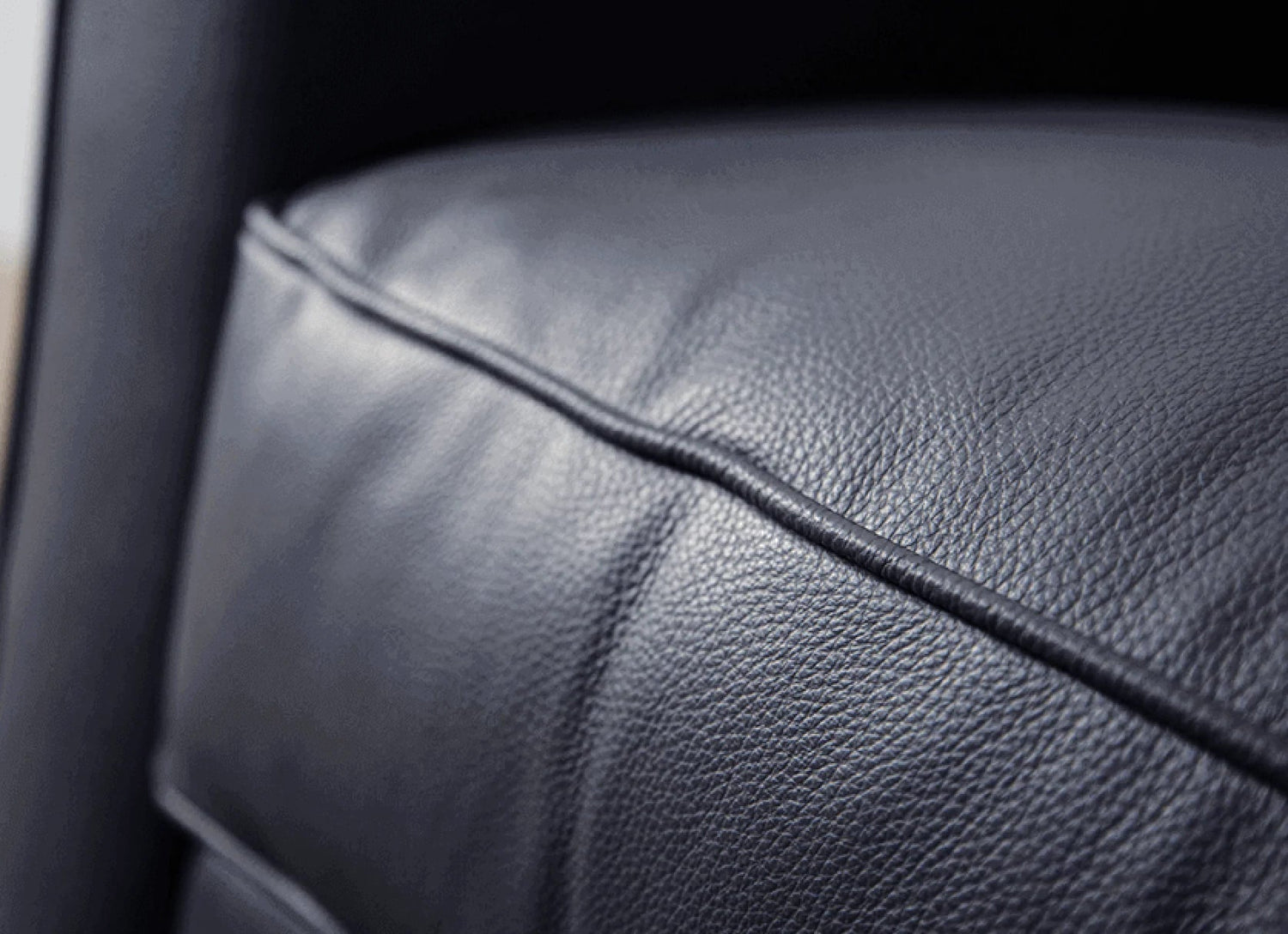 Salon bleu marine : une couleur intemporelle pour sa décoration