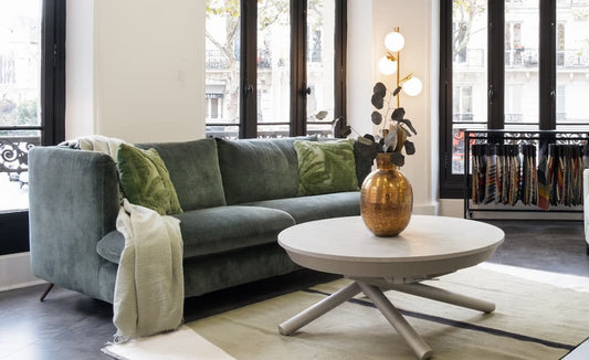 Comment mettre un plaid sur un canapé : nos techniques et conseils déco