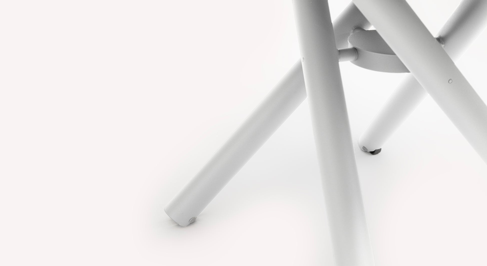 Zoom sur le pied d'une table relevable Helios, modèle M04W04, avec un design épuré et moderne