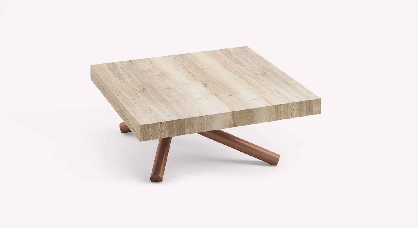 Table basse carrée en bois clair avec plateau en LEVANTE Mélaminé Nodato et pieds en métal inclinés brun, design moderne et épuré pour un salon contemporain.