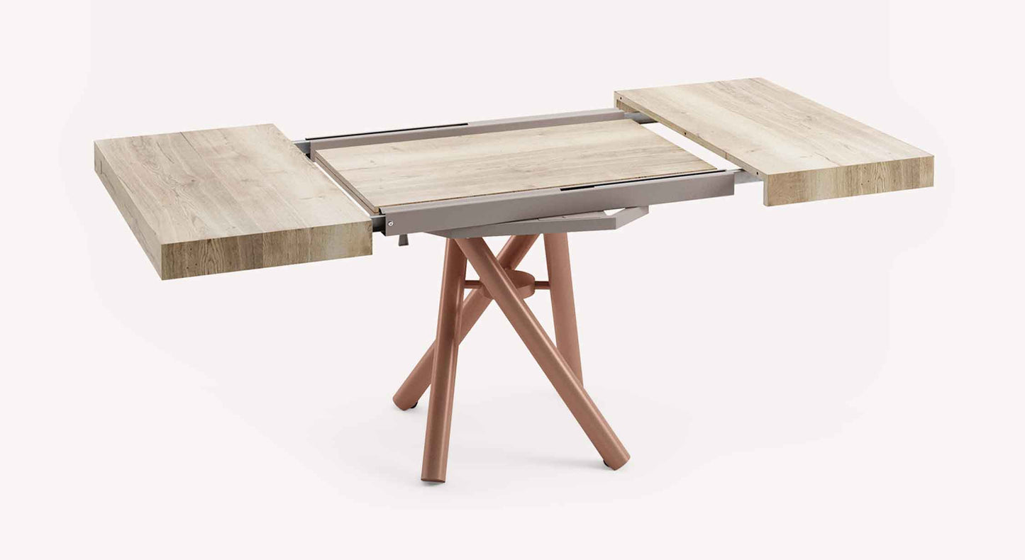 Table extensible au design moderne avec plateau en LEVANTE Mélaminé Nodato et pieds en bois clair, idéale pour optimiser l’espace et apporter une touche contemporaine à votre intérieur.