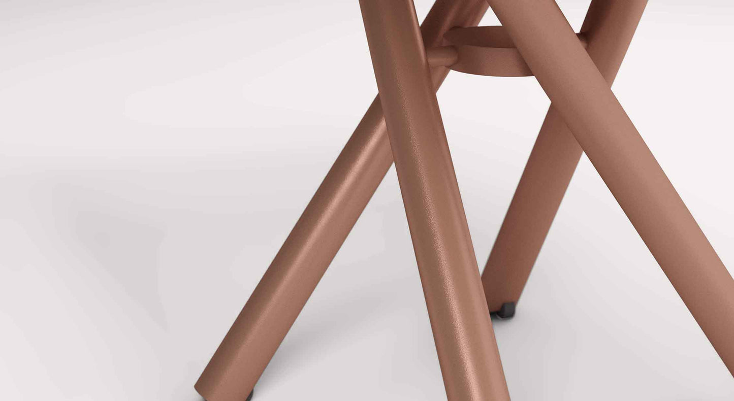 Détail des pieds en métal couleur bois de la table relevable LEVANTE Mélaminé Nodato, alliant modernité et fonctionnalité pour un usage polyvalent.