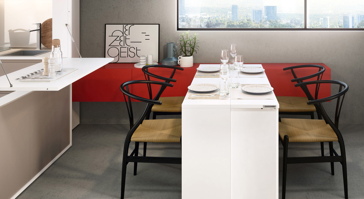 Salle à manger moderne avec table escamotable blanche, chaises noires et décoration minimaliste, vue sur la ville en arrière-plan