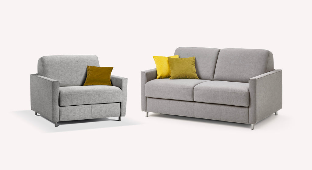 Fauteuil et canapé gris avec coussins jaunes et verts, design moderne, sur fond blanc