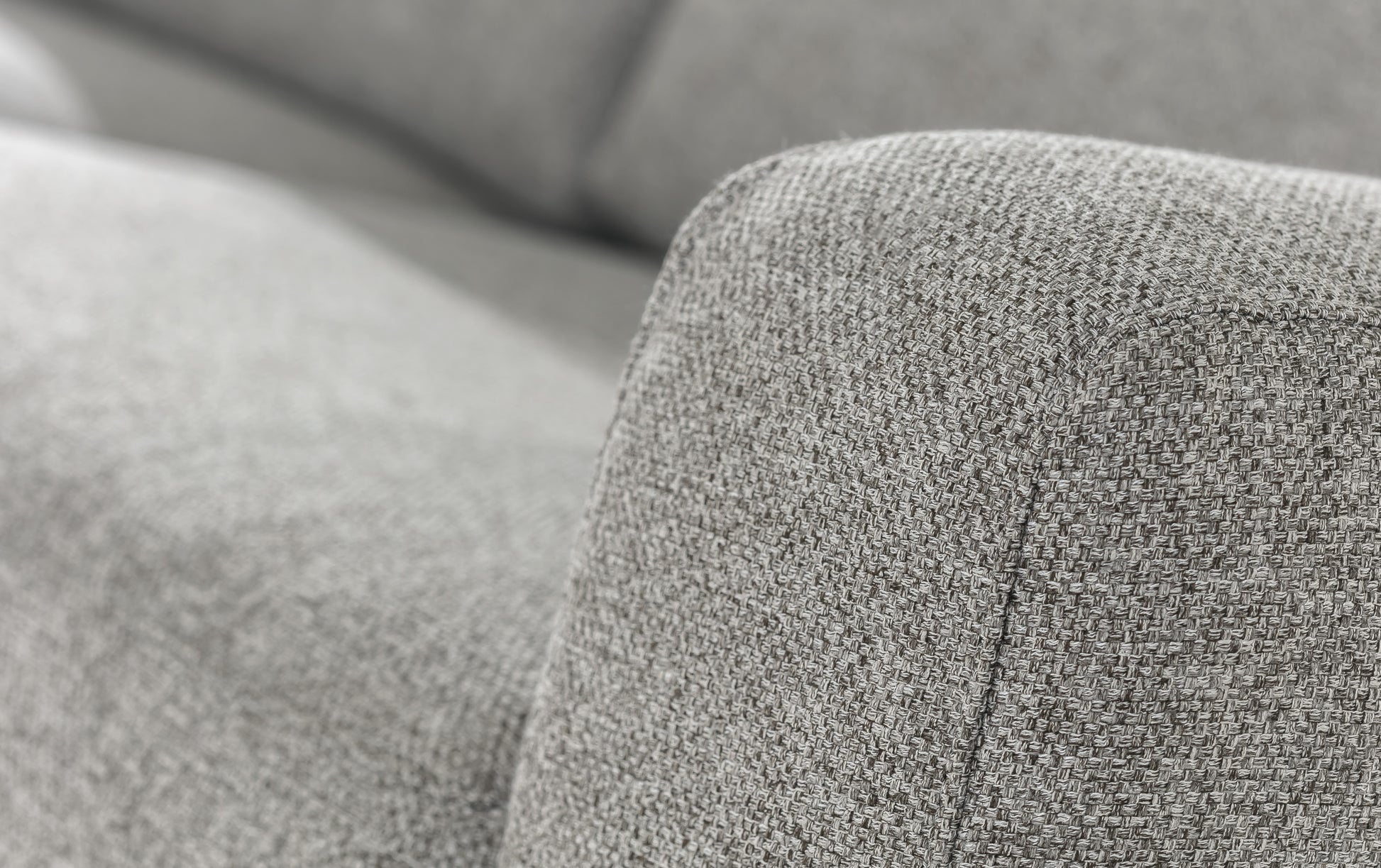 Accoudoir d'un canapé convertible Lisbona en tissu blend étain, revêtement détaillée en gros plan