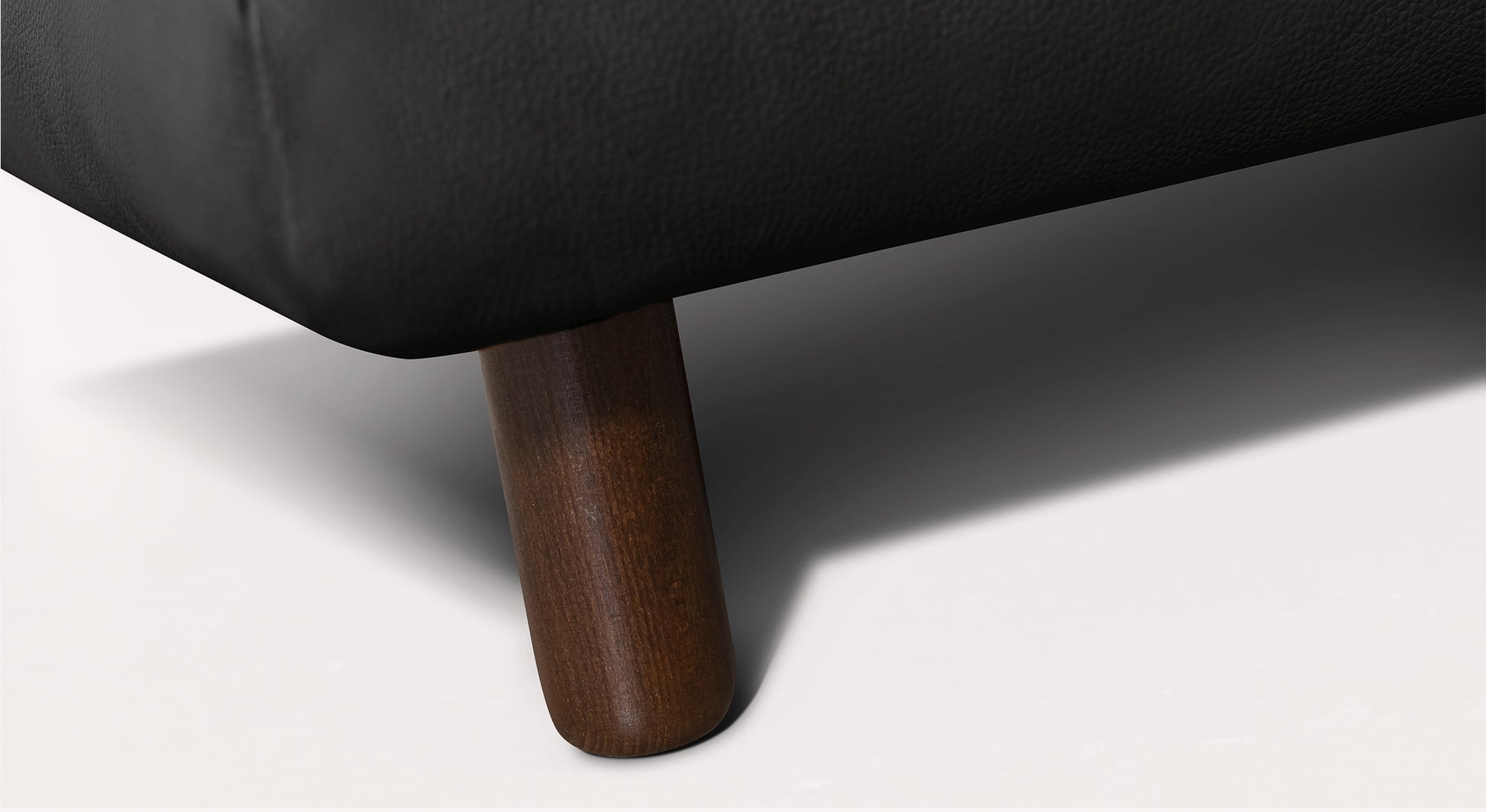 Pied en bois d'un canapé d'angle en cuir noir, modèle Clark Sidney