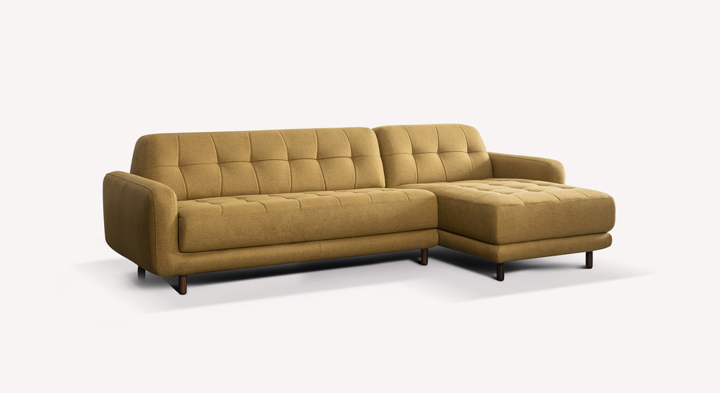 Canapé d'angle Clark en tissu curcuma avec pieds en bois, design moderne et capitonnage, sur fond blanc