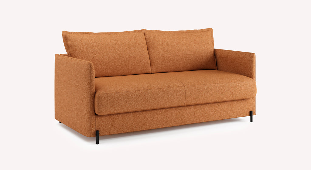 Canapé convertible en tissu Bentley ocre, modèle Serge, avec accoudoirs et coussins, sur fond blanc