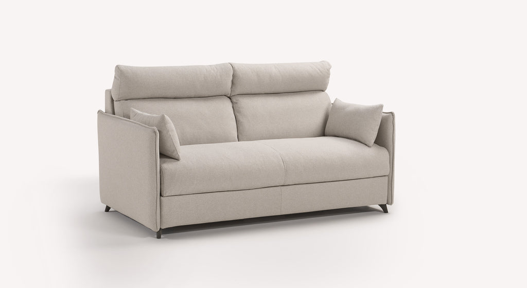 Canapé convertible Cody en tissu Bentley ivoire, design moderne avec accoudoirs et coussins assortis