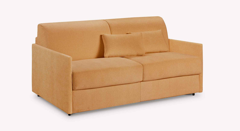JERRY Compact Misterio Curry canapé convertible compact de couleur curry avec coussins assortis pour un couchage quotidien confortable.