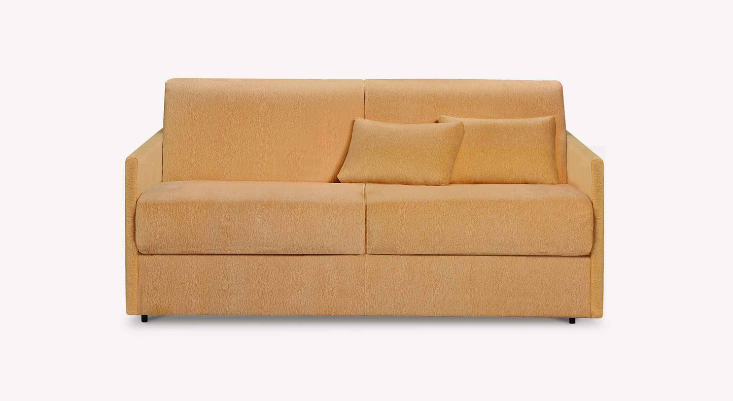 Canapé convertible JERRY Compact Misterio Curry en tissu curry avec deux coussins assortis, design moderne et compact idéal pour couchage quotidien.